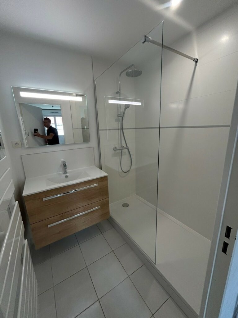 Douche et meuble de salle de bain